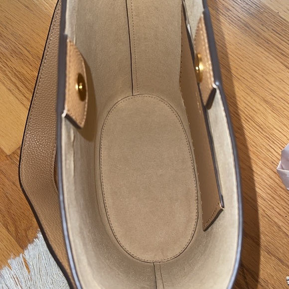 Tory Burch magnet closure bag/cross body - Picture 4 of 17